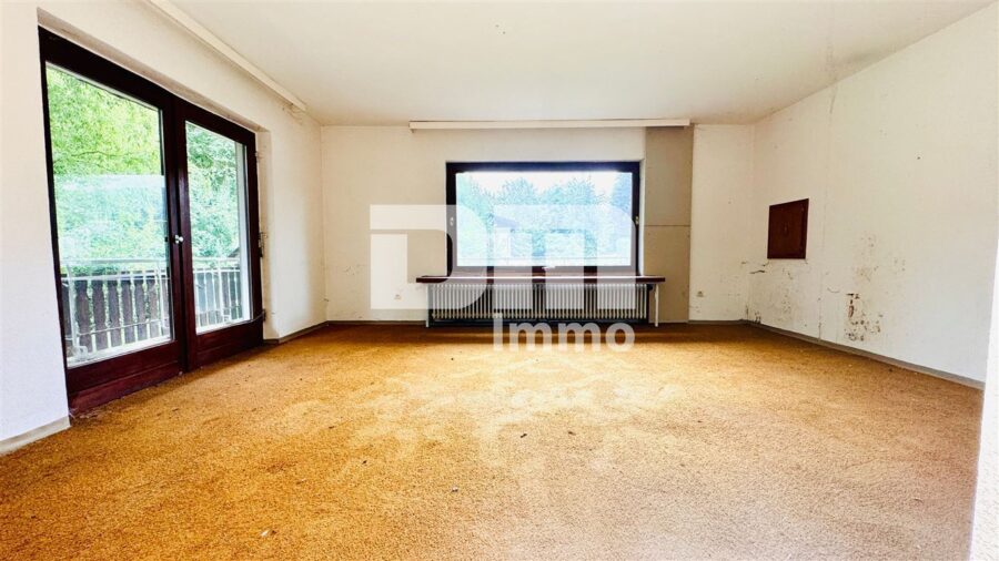 (R)eserviert!Geräumiges 1 bis 2 Familienhaus mit gigantischem Grundstück und Doppelgarage - EG Wohn / Esszimmer / Zugang Balkon